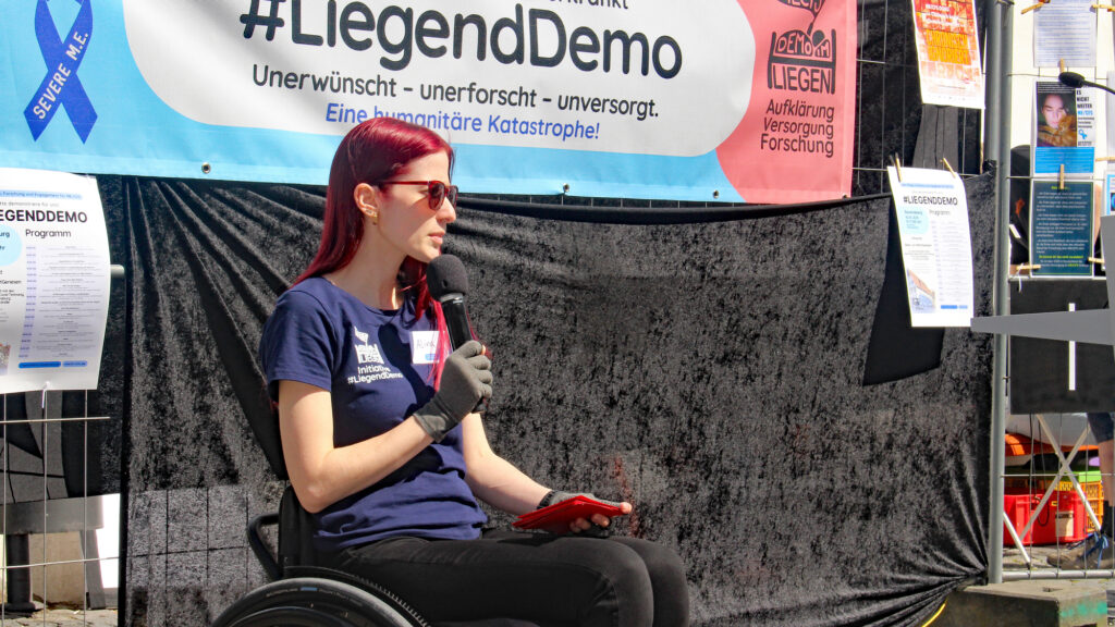 Bei der Ravensburger Liegenddemo hat Alina Schmälzle über ihre ME/CFS-Erkrankung gesprochen.