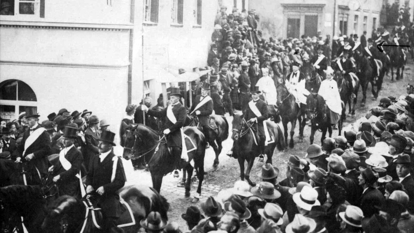 Die Blutreitergruppe Weißenau beim Blutritt in Weingarten 1925 oder 1925