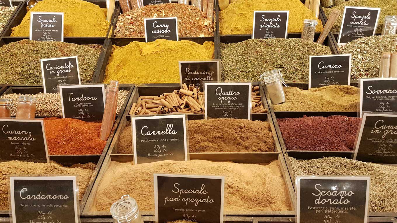 Curry und andere Gewürze auf einem italienischen Marktstand