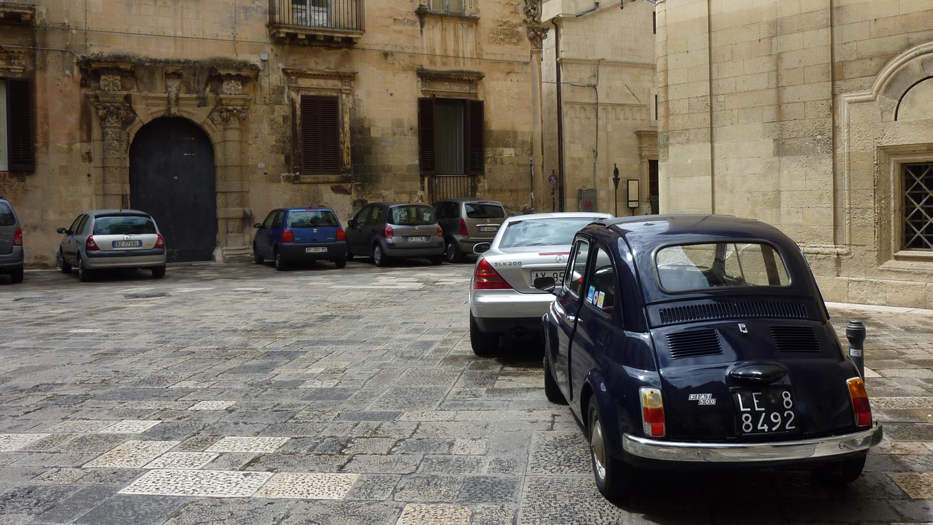 Straßenszene in der apulischen Stadt Lecce