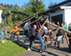 Die Dorfgemeinschaft Torkenweiler beim Maibaumstellen 2026