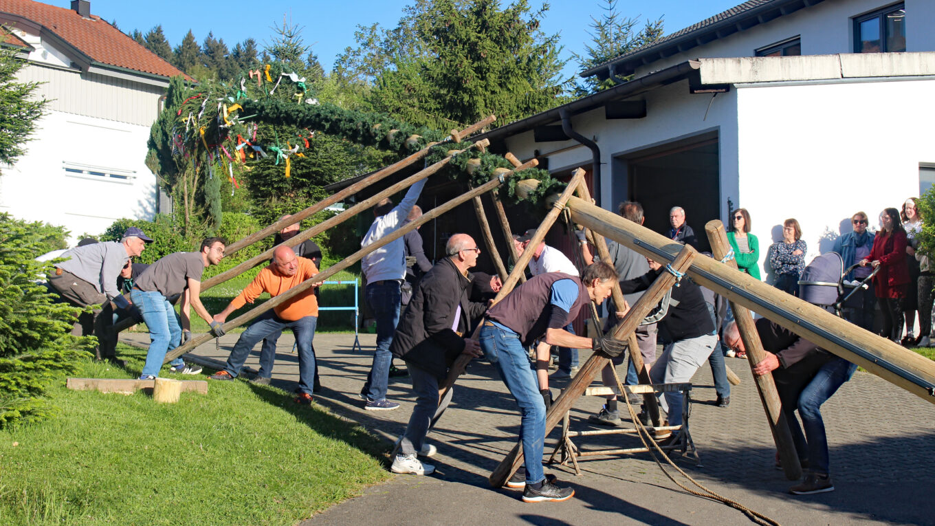 Die Dorfgemeinschaft Torkenweiler beim Maibaumstellen 2026