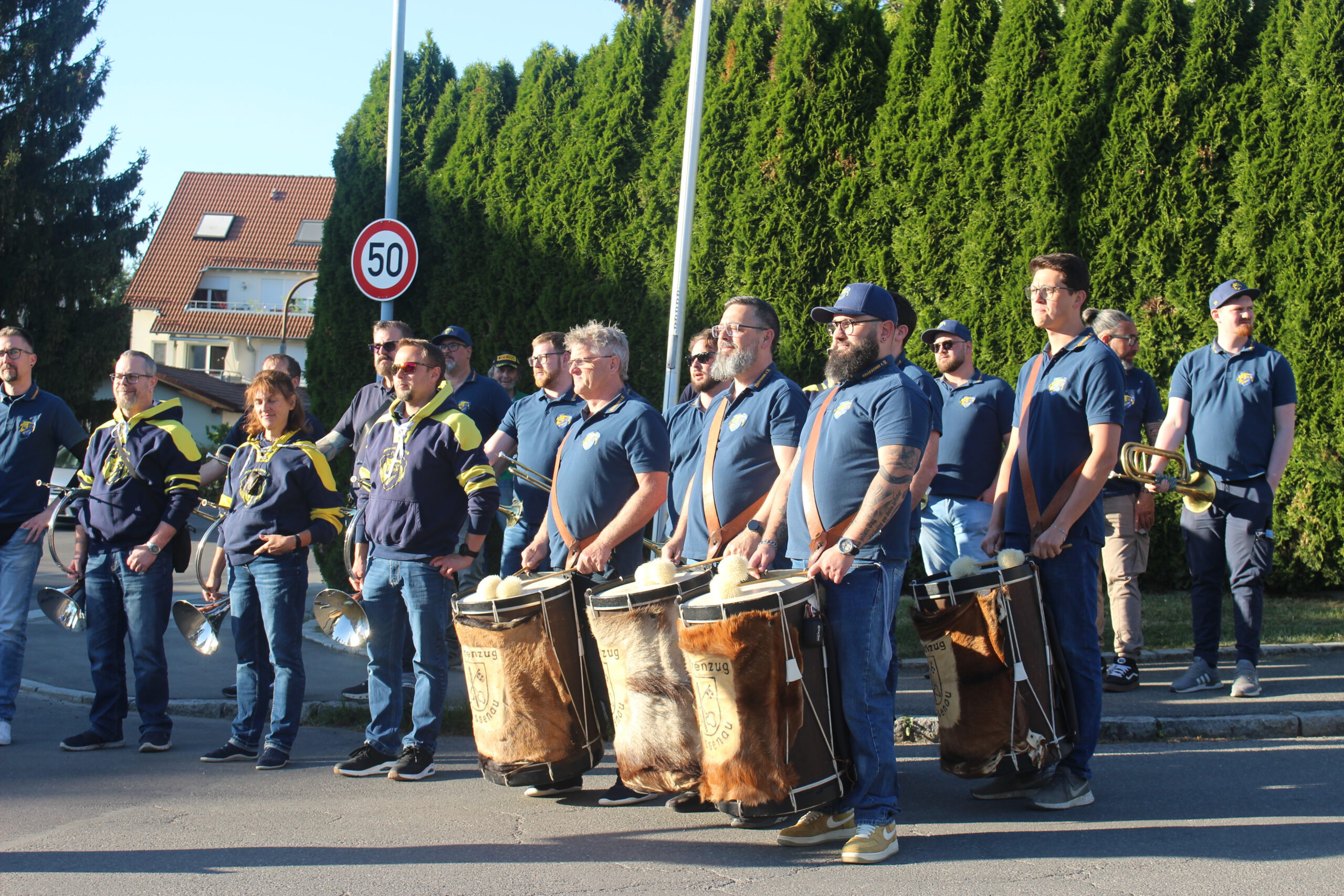 Der Fanfarenzug Weißenau beim Maibaumstellen in Torkenweiler