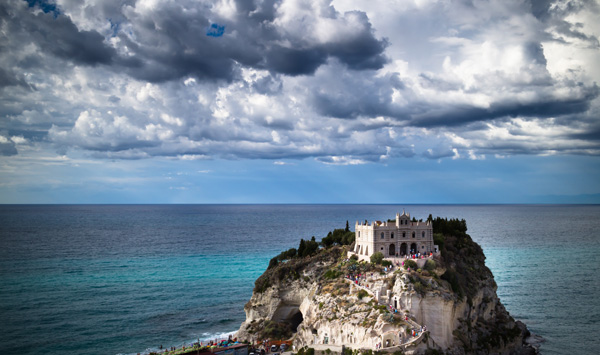 Tropea in der italienischen Region Kalabrien ist die Heimat der berühmten roten Zwiebel